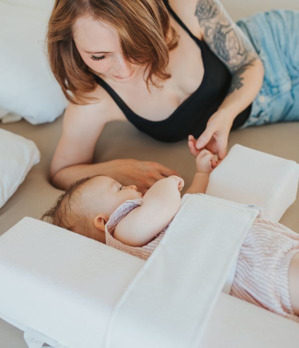 Mutter mit Kind in VARILAG® Seitenlagerungsschiene