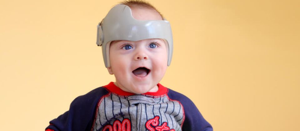 kleines Baby geniesst Therapie