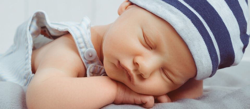 kleines Baby geniesst Therapie